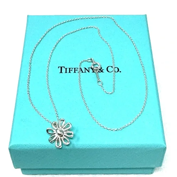 Authentic Tiffany& Co Paloma Picasso Daisy Flower Pendant Necklace.